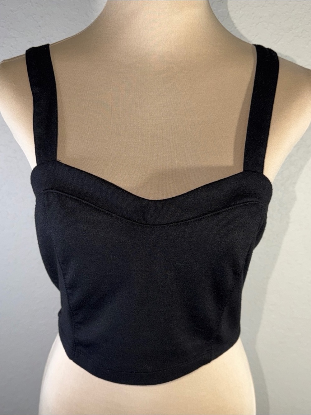 U 2 B Women’s black crop top Size L